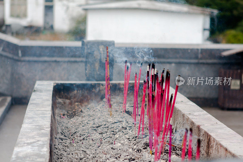 Incense burning sacrifice  in front of the temple 庙堂前烧香祭祀